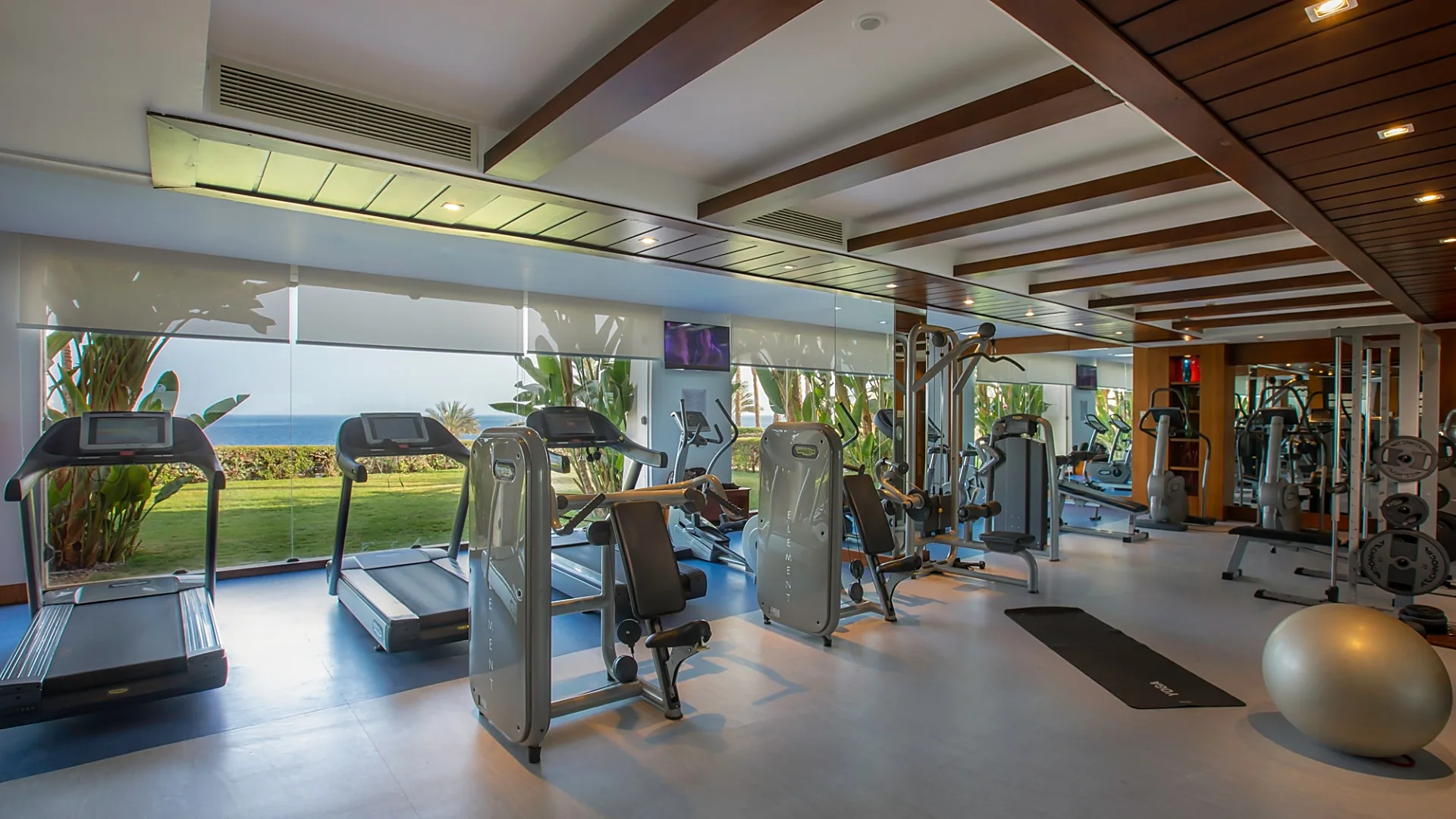 The sea-view Bodylines fitness club